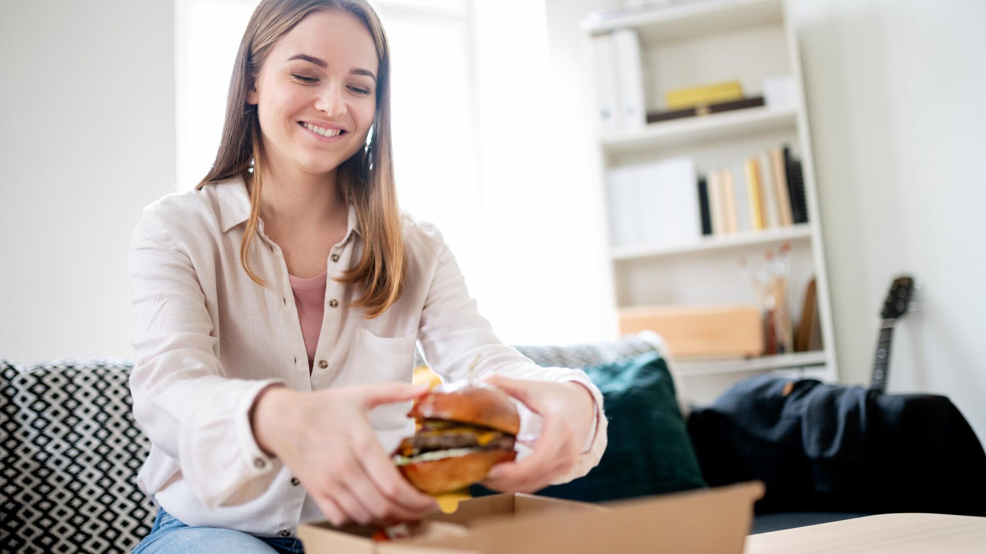 Девушка ест бургер - РИА Новости, 1920, 18.12.2024