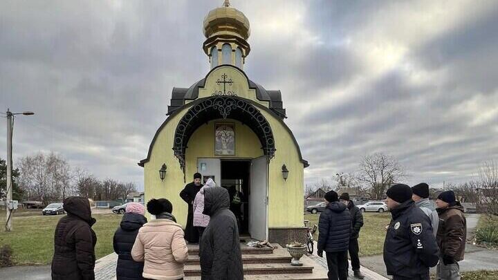 Представители ПЦУ срезали замки на Свято-Троицком храме УПЦ в селе Пасечная Киевской области - РИА Новости, 1920, 18.12.2024