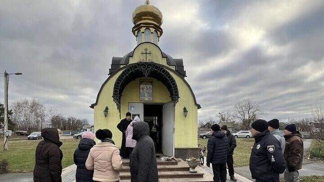 Представители ПЦУ срезали замки на Свято-Троицком храме УПЦ в селе Пасечная Киевской области