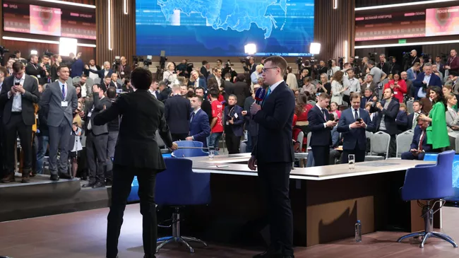 Корреспондент телеканала Россия 1 Павел Зарубин перед началом специальной программы Итоги года с Владимиром Путиным в Гостином дворе