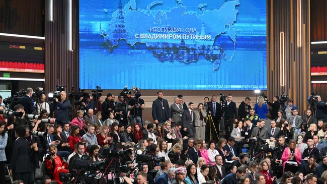 Журналисты перед началом специальной программы Итоги года с Владимиром Путиным в Гостином дворе