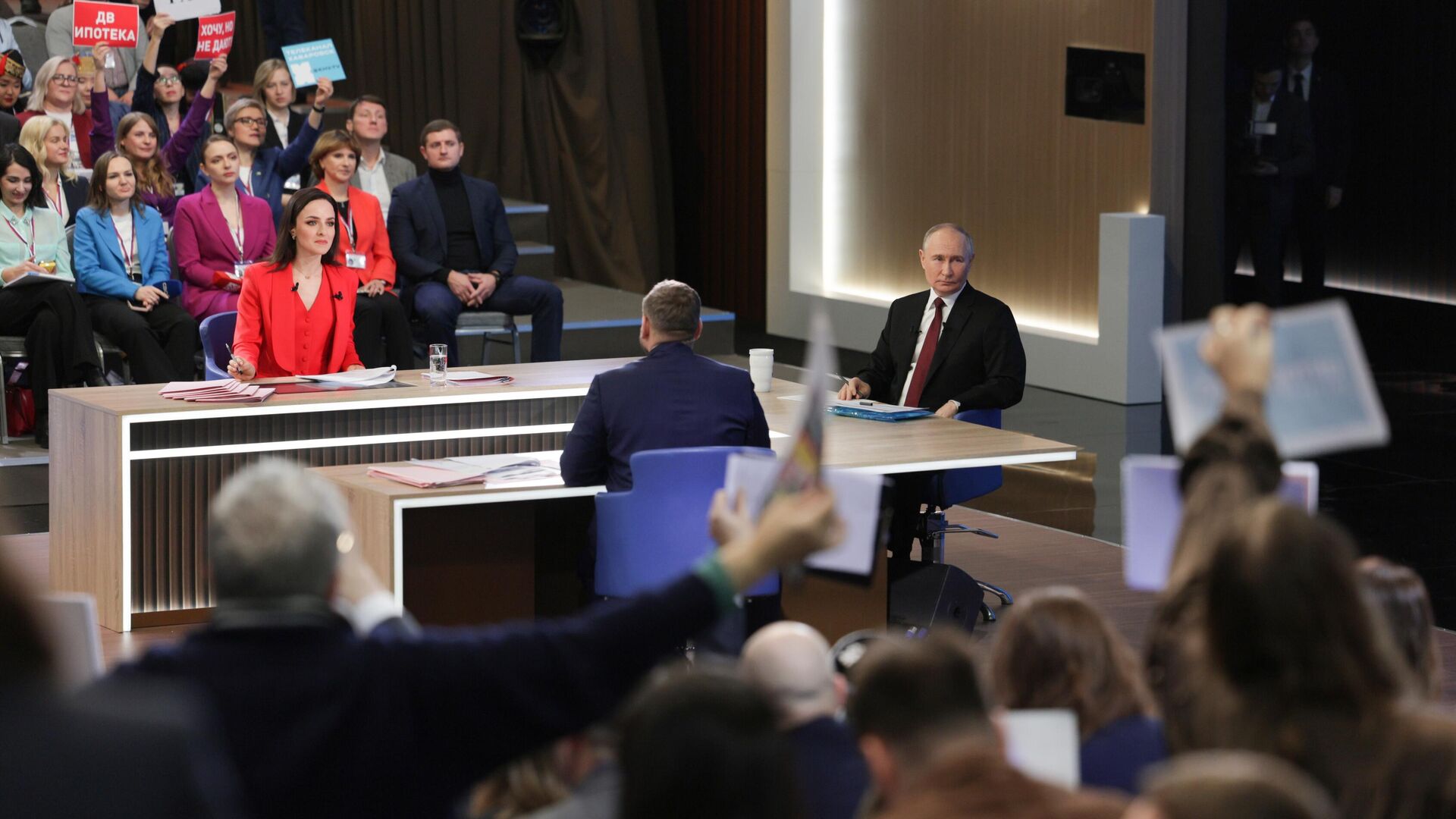 Президент России Владимир Путин проводит специальную программу Итоги года с Владимиром Путиным в Гостином дворе0