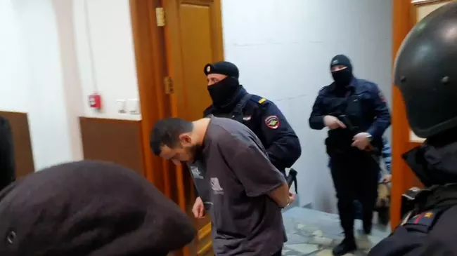 Обвиняемый в убийстве генерала Кириллова в здании суда