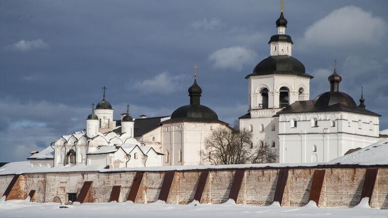 Церковь Архангела Гавриила (XVI в.), колокольня (1757-1761), трапезная палата с церковью Введения (1519 г.), церковь Преображения Господня (1595 г.) в обрамлении крепостных стен XVI столетия