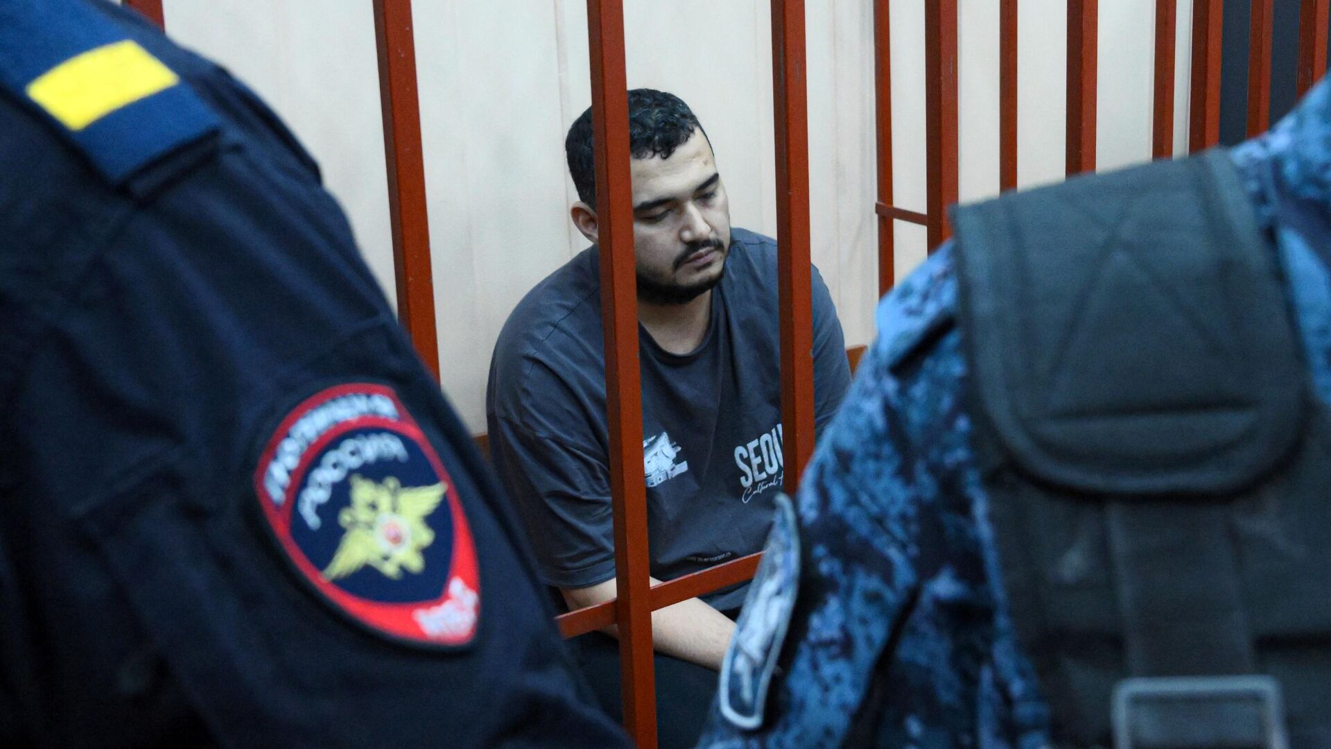 Ахмад Курбанов, подозреваемый в убийстве начальника войск радиационной, химической и биологической защиты Вооруженных сил России генерала Игоря Кириллова, в зале Басманного суда