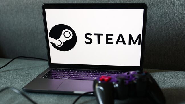 Логотип сервиса Steam на экране ноутбука