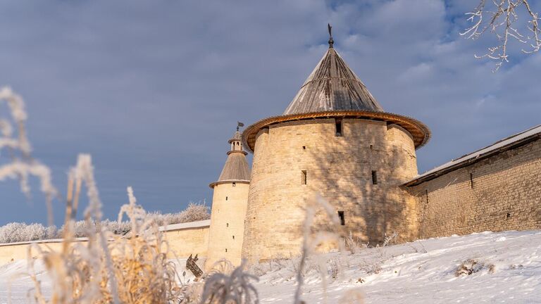 Плоская башня (1500 г.) и Высокая (Воскресенская, 1500 г.) башни