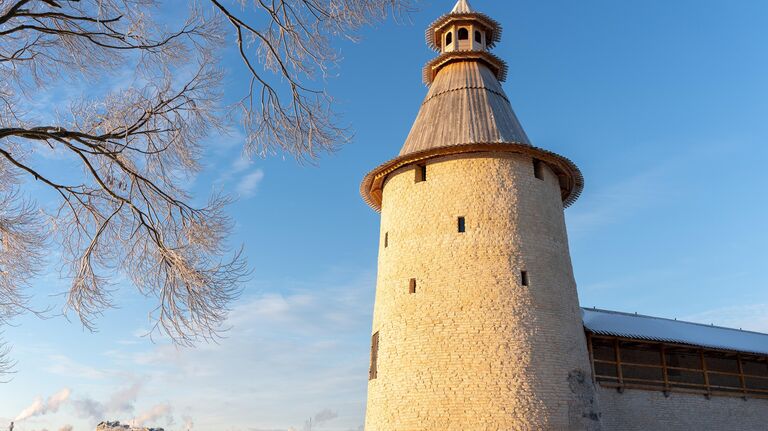 Высокая (Воскресенская) башня (1500 г.) Окольного города, исторический район Запсковья