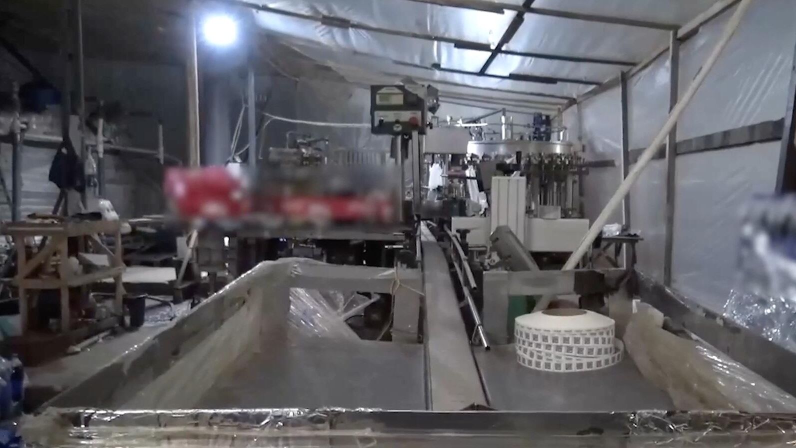 Полиция пресекла подпольное производство газировки в подмосковных Химках, реализуемой под видом известных марок - РИА Новости, 1920, 20.12.2024