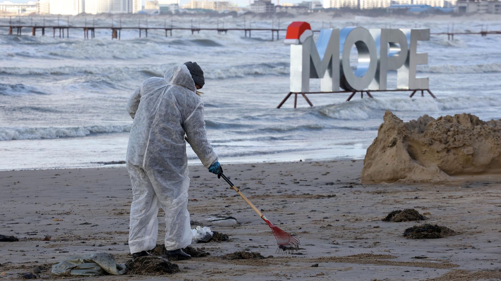 Волонтер ликвидирует последствия разлива нефтепродуктов на береговой линии в Краснодарском крае - РИА Новости, 1920, 20.12.2024