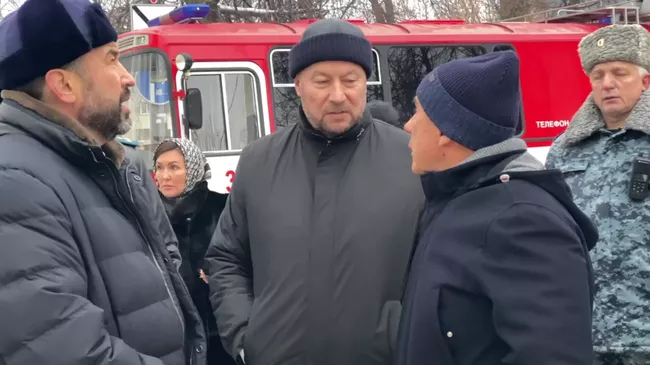 Глава Татарстана на месте возгорания в домах в Казани после атаки БПЛА