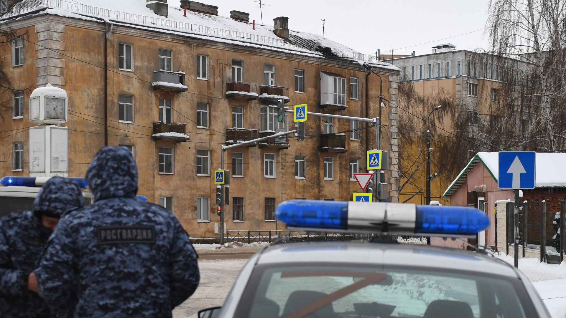 Последствия атаки БПЛА на жилой дом на улице Клары Цеткин в Казани - РИА Новости, 1920, 21.12.2024