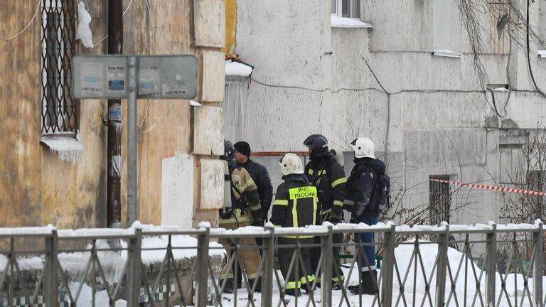 Сотрудники МЧС у жилого дома на улице Клары Цеткин в Казани, пострадавшего при атаке БПЛА