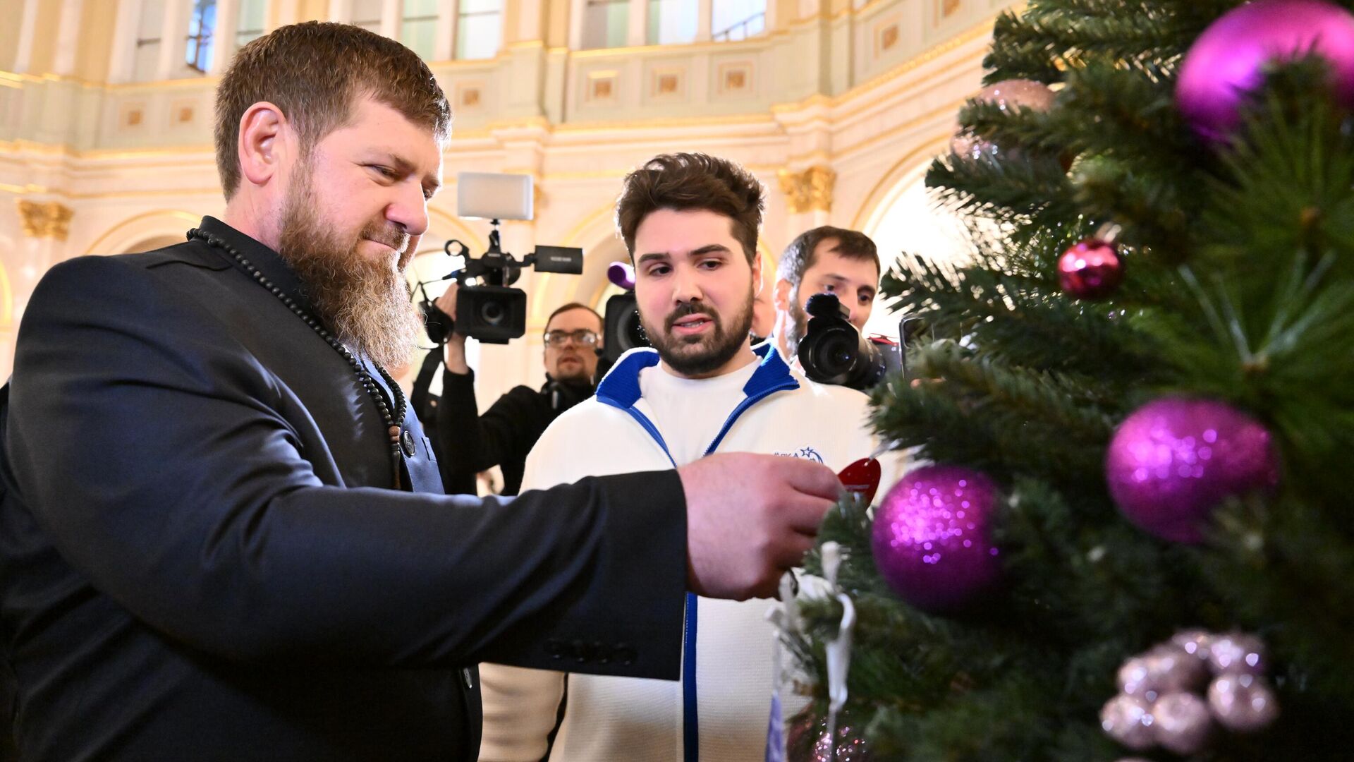 Глава Чеченской Республики Рамзан Кадыров принимает участие в благотворительной акции Елка желаний в Кремле. 20 декабря 2024 - РИА Новости, 1920, 20.12.2024