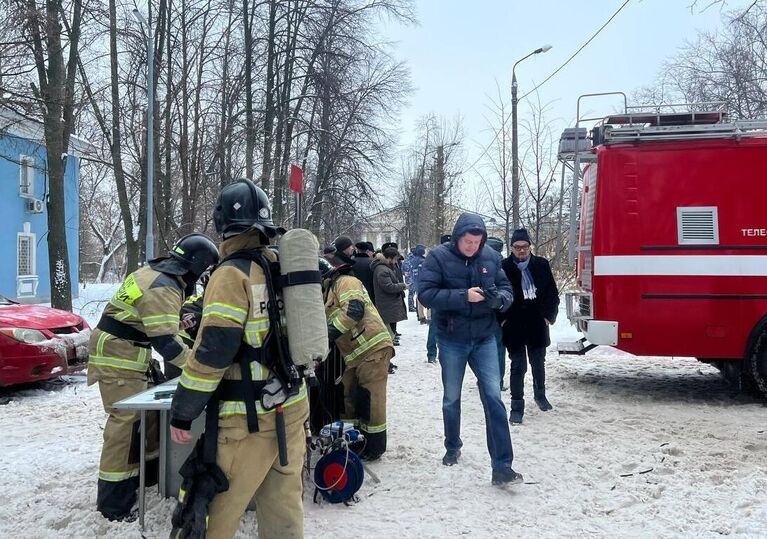 Сотрудники МЧС развернули штаб у одного из домов в Казани, пострадавших при атаке БПЛА