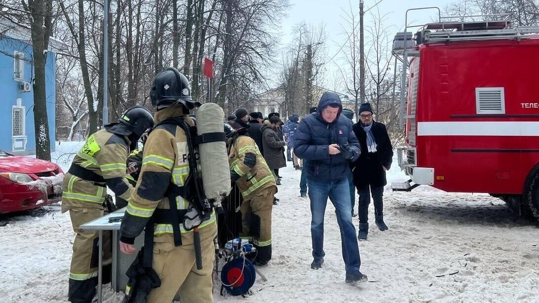 Работа оперативных служб на месте пожара в ЖК Лазурные небеса после атаки беспилотников в Казани. 21 декабря 2024 - РИА Новости, 1920, 21.12.2024