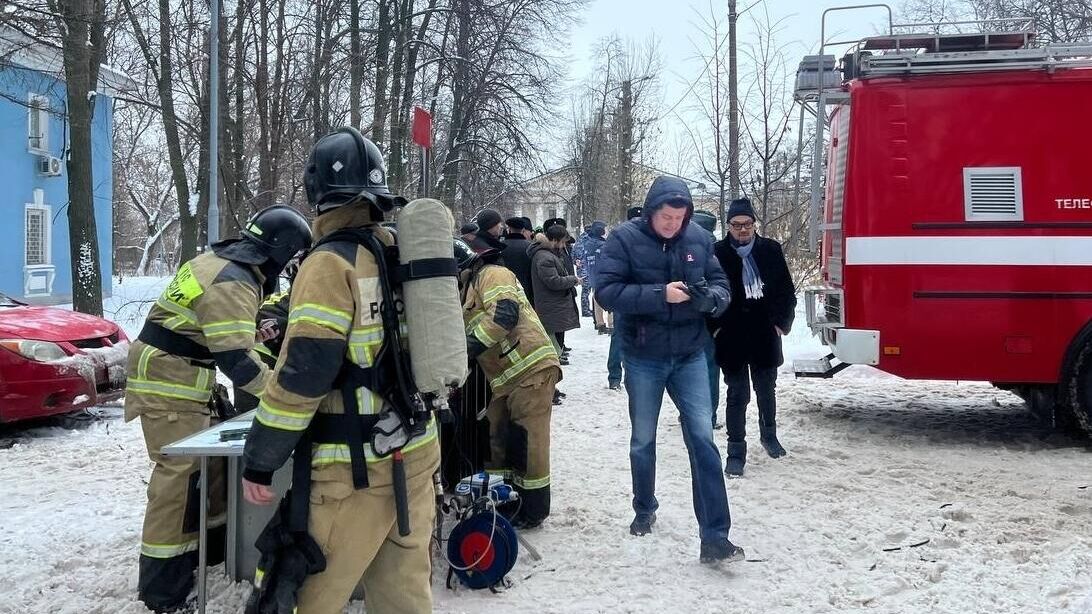 Работа оперативных служб на месте пожара в ЖК Лазурные небеса после атаки беспилотников в Казани. 21 декабря 2024 - РИА Новости, 1920, 21.12.2024