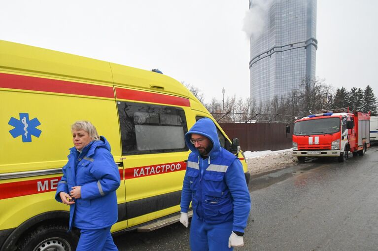 Медики недалеко от многоэтажного ЖК Лазурные небеса в Казани, пострадавшего при атаке БПЛА