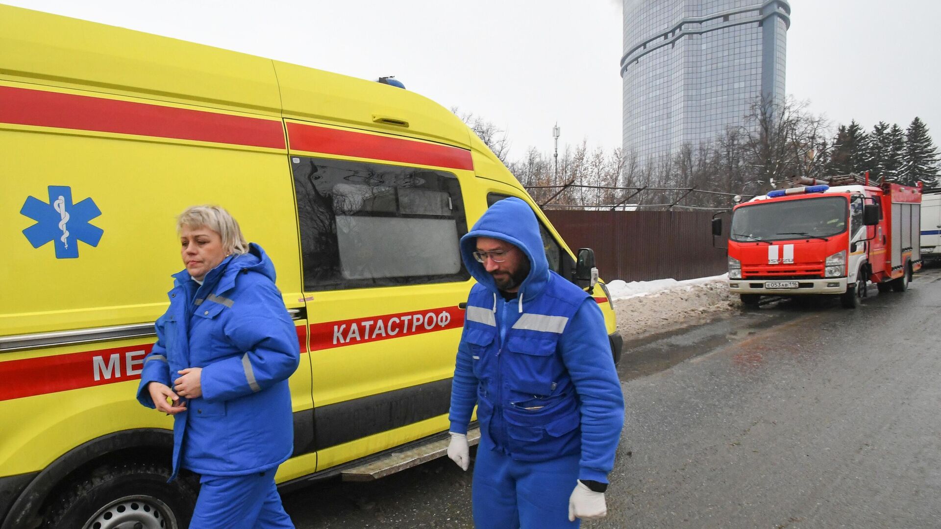 Медики недалеко от многоэтажного ЖК Лазурные небеса в Казани, пострадавшего при атаке БПЛА. 21 декабря 2024 - РИА Новости, 1920, 21.12.2024