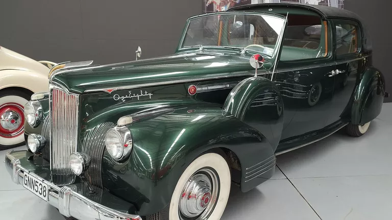 Автомобиль Packard 1942 года Автомобиль Packard 1942 года