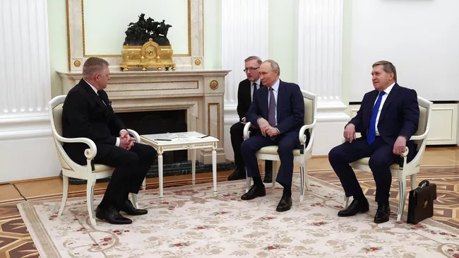Президент РФ Владимир Путин и премьер-министр Словакии Роберт Фицо во время встречи