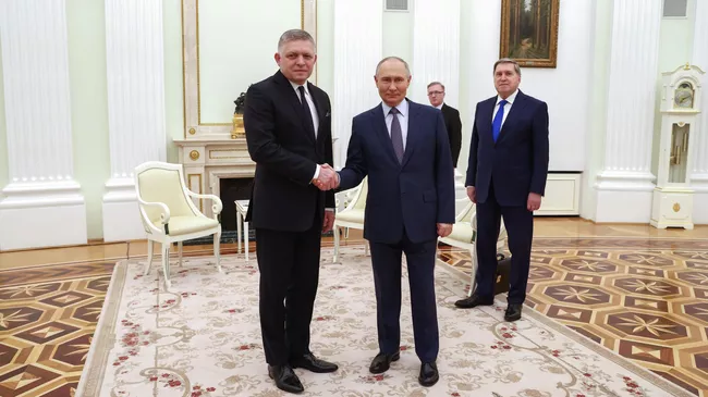 Президент России Владимир Путин и премьер-министр Словакии Роберт Фицо во время встречи