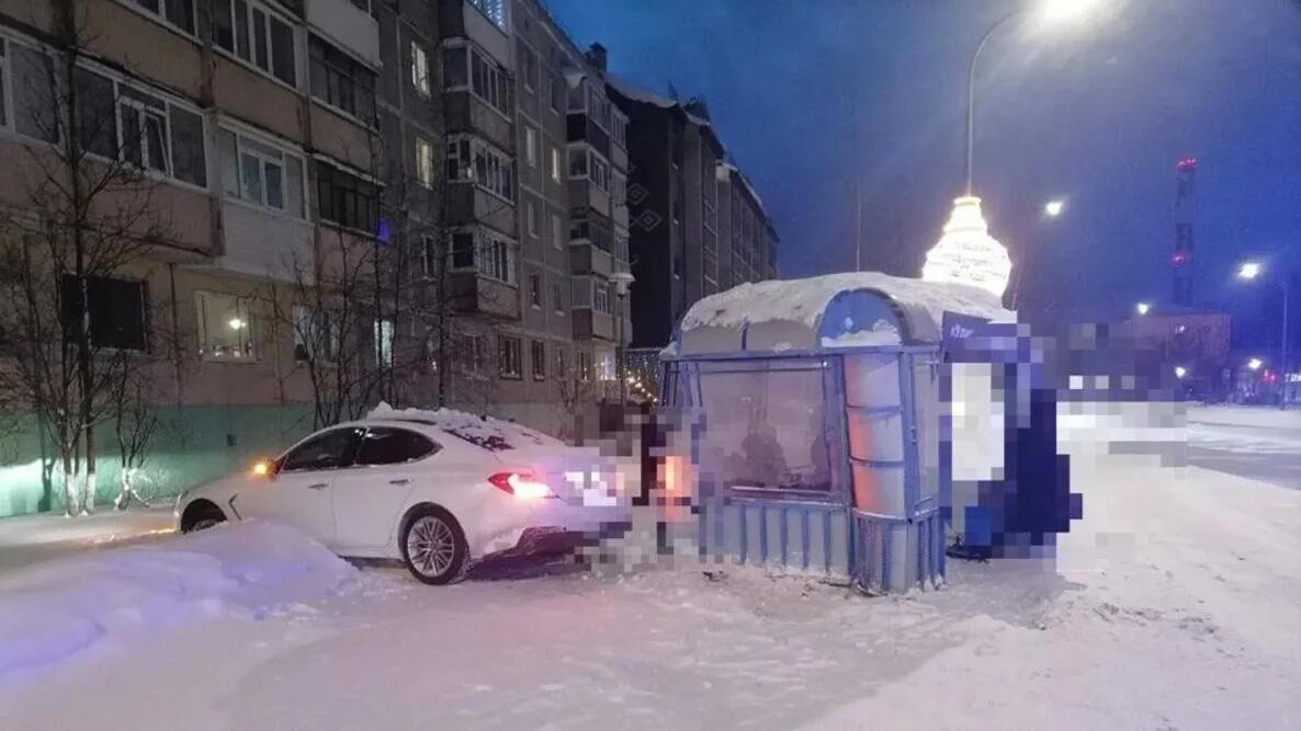 Место происшествия, где водитель въехал в остановку в Ноябрьске Ямало-Ненецкого автономного округа. 22 декабря 2024 - РИА Новости, 1920, 22.12.2024