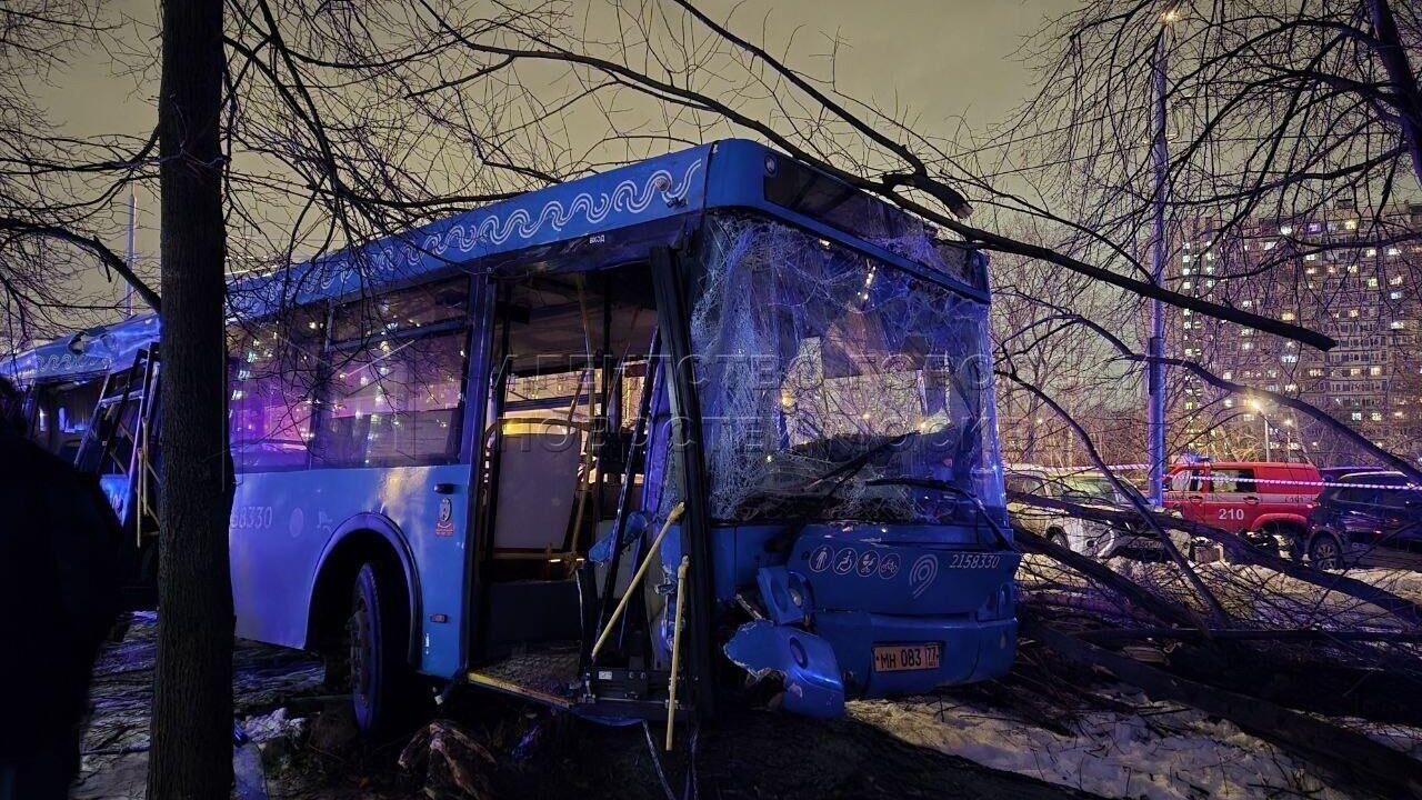 ДТП на Новочеркасском бульваре в Москве, где столкнулись КамАЗ и автобус - РИА Новости, 1920, 22.12.2024