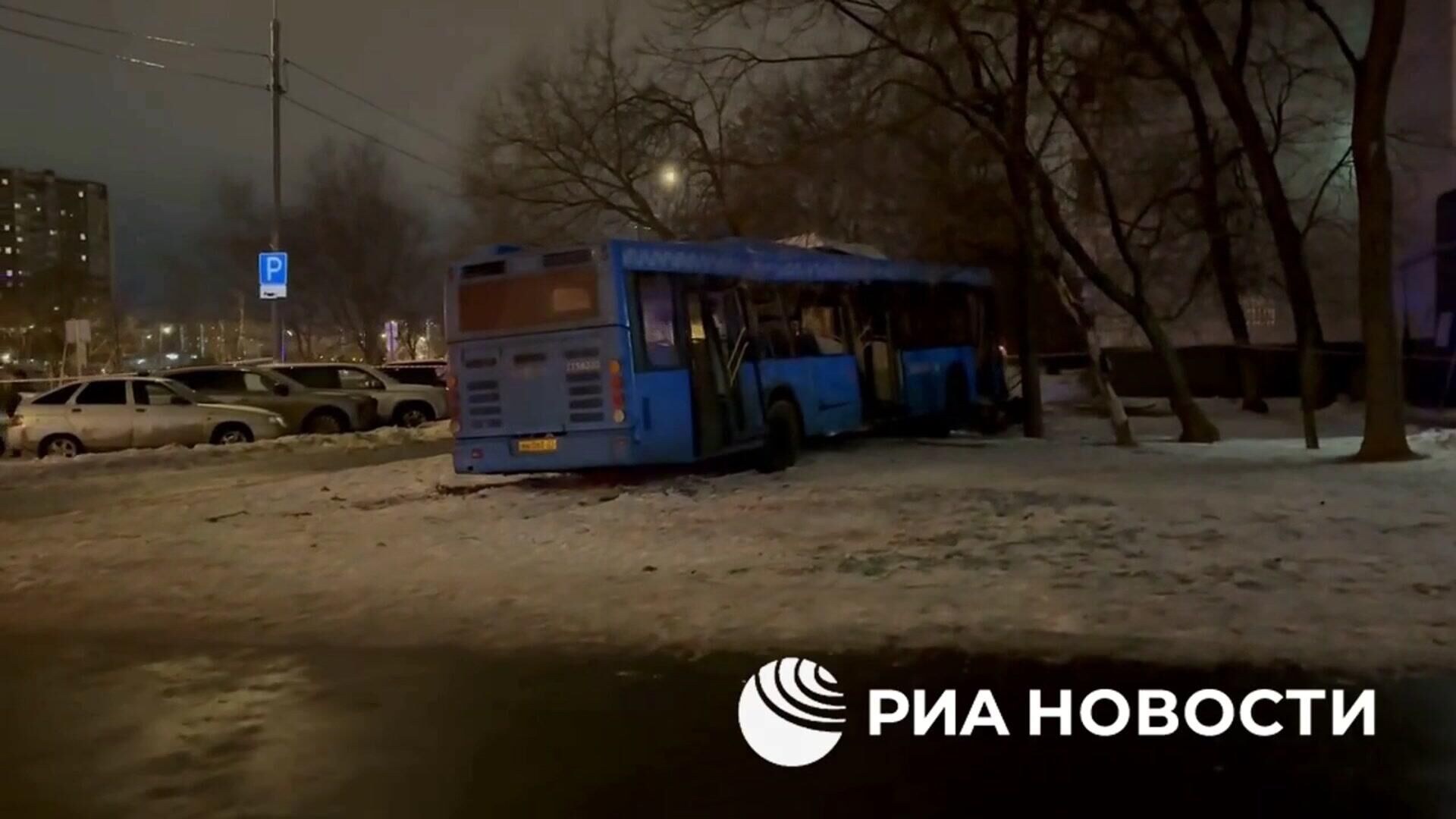 Последствия столкновение автобуса с машиной МЧС на перекрестке в Москве - РИА Новости, 1920, 23.12.2024