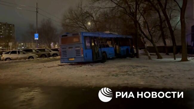 Последствия столкновение автобуса с машиной МЧС на перекрестке в Москве