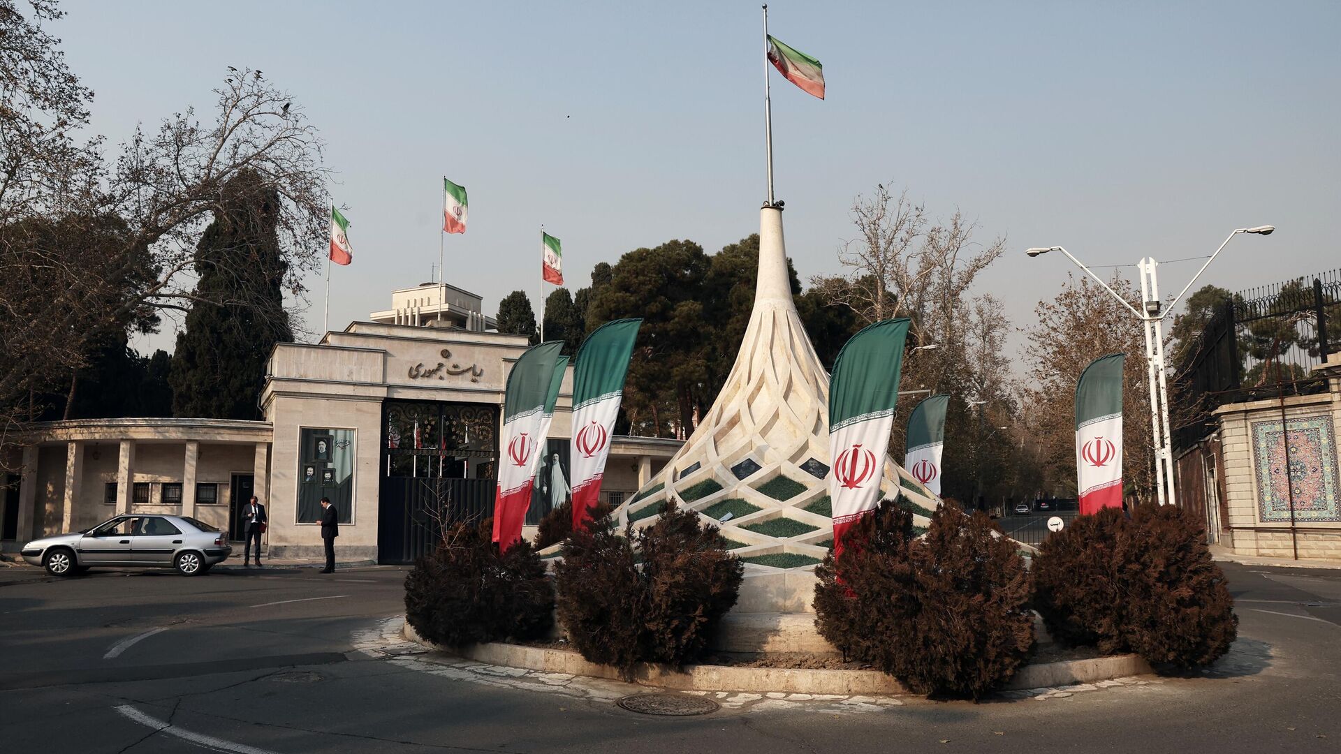 Площадь у въезда в резиденцию президента Ирана в Тегеране Площадь у въезда в резиденцию президента Ирана в Тегеране - РИА Новости, 1920, 30.03.2025