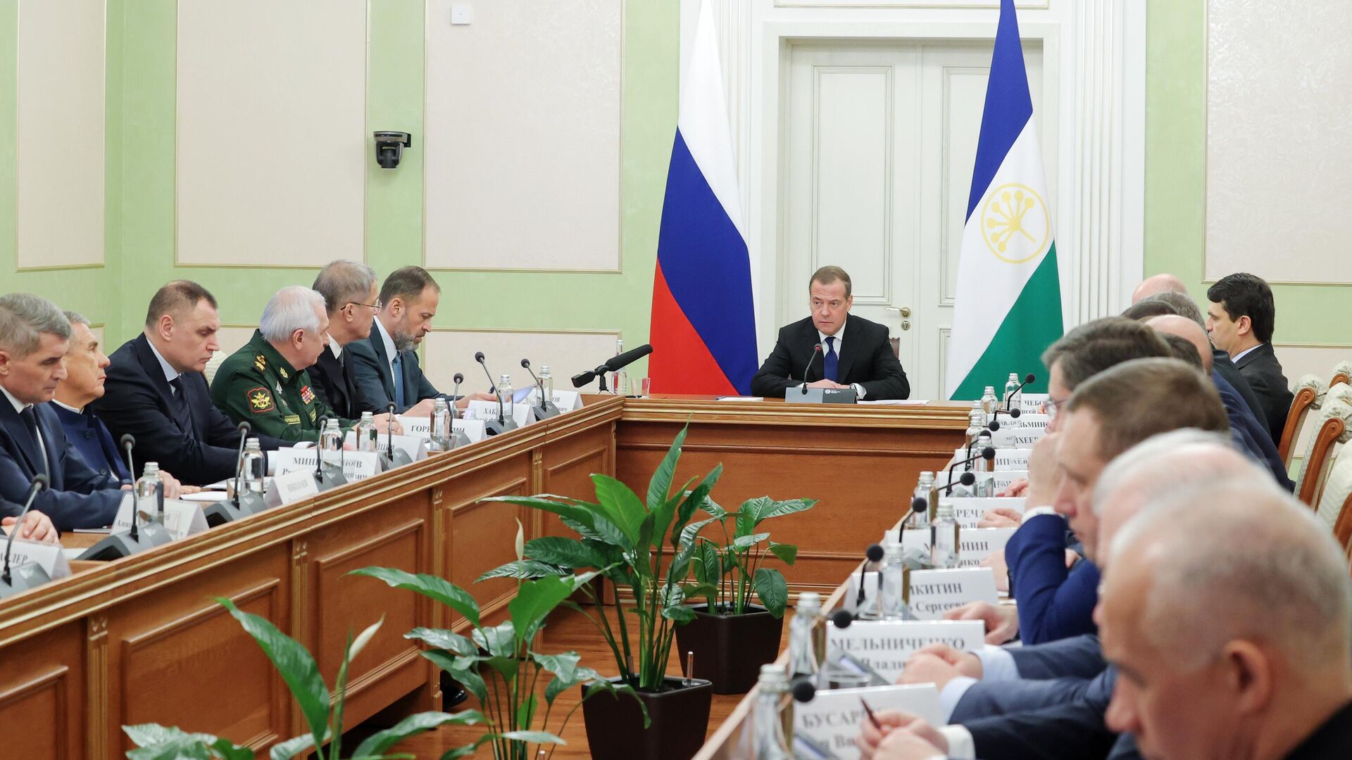 Дмитрий Медведев проводит в Уфе совещание по вопросам комплектования Вооруженных сил РФ - РИА Новости, 1920, 24.12.2024