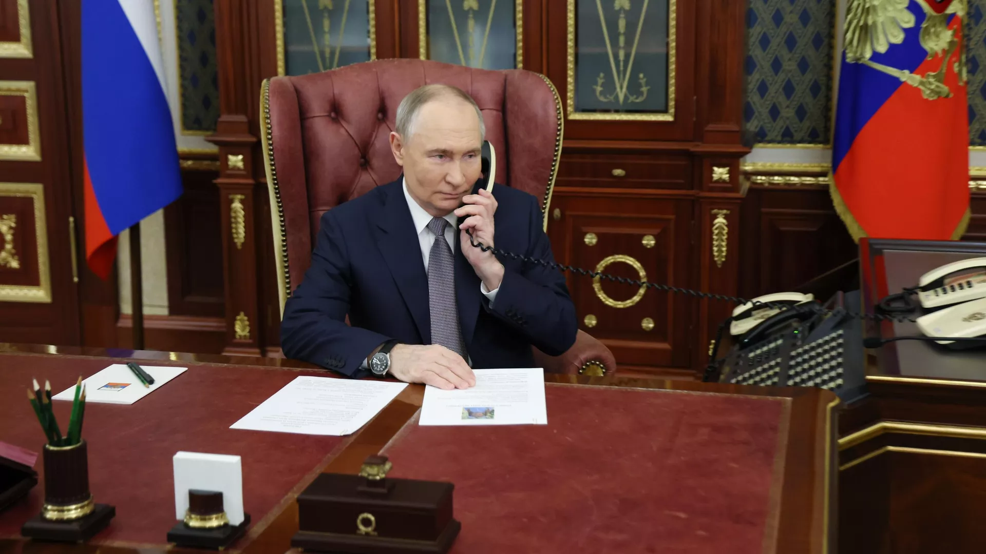 Президент России Владимир Путин разговаривает по телефону - РИА Новости, 1920, 02.04.2025