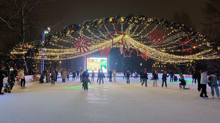 Каток в саду Эрмитаж в Москве