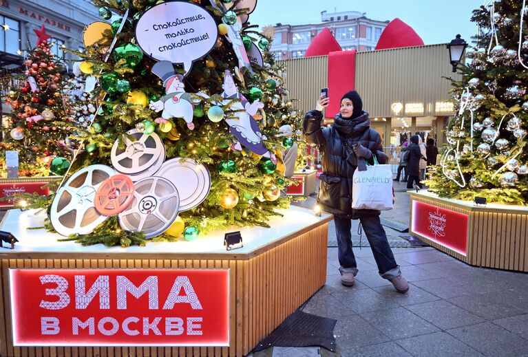 Дизайнерские елки на Кузнецком мосту в Москве