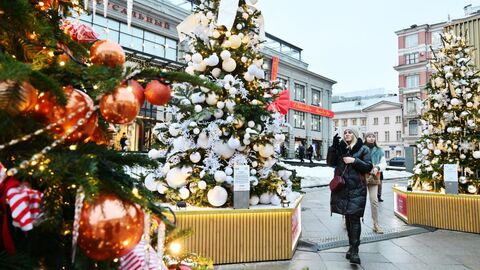 Дизайнерские елки на Кузнецком Мосту в Москве