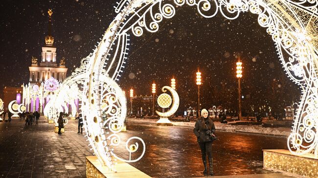 Новогоднее украшение и здание павильона №1 Центральный на ВДНХ в Москве