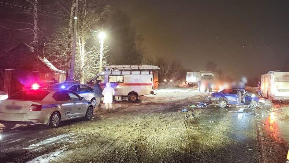 Место столкновения легкового автомобиля и автобуса в Подмосковье. 24 декабря 2024 - РИА Новости, 1920, 24.12.2024