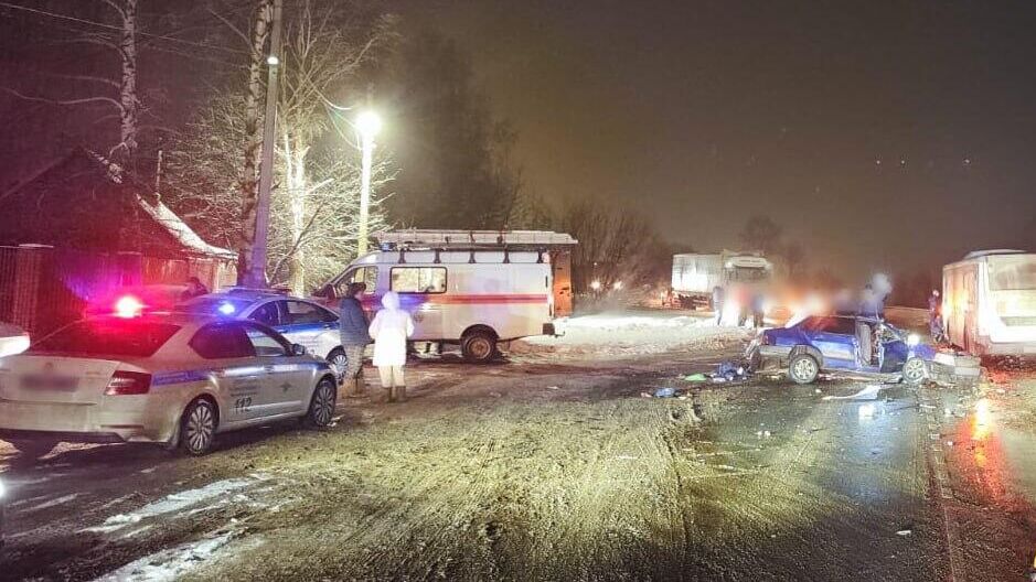 Место столкновения легкового автомобиля и автобуса в Подмосковье. 24 декабря 2024 - РИА Новости, 1920, 24.12.2024