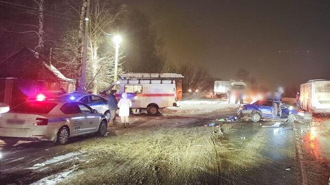 Место столкновения легкового автомобиля и автобуса в Подмосковье. 24 декабря 2024