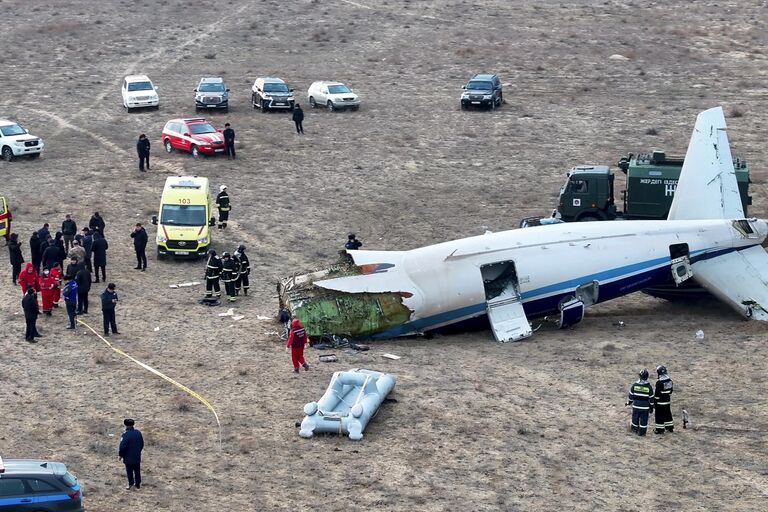 Место крушения самолёта Azerbaijan Airlines в казахстанском Актау