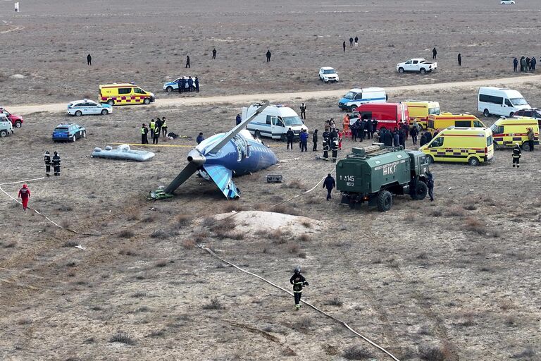 Место крушения самолёта Azerbaijan Airlines в казахстанском Актау