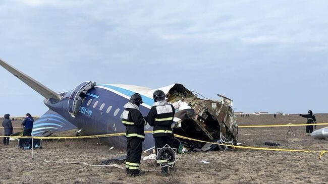 Место крушения самолёта Azerbaijan Airlines в казахстанском Актау