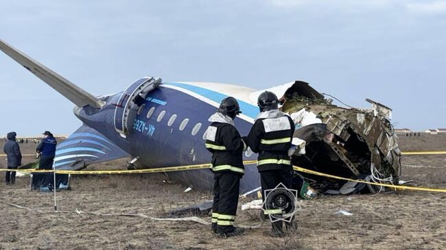 Место крушения самолёта Azerbaijan Airlines в казахстанском Актау