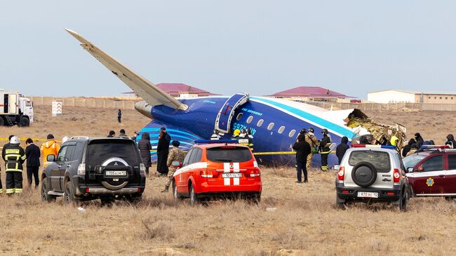 Место крушения самолета Azerbaijan Airlines в казахстанском Актау