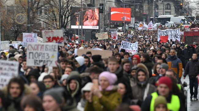 Участники массового протеста из-за гибели 1 ноября 15 человек при обрушении железнодорожного вокзала в Нови-Саде. 25 декабря 2024