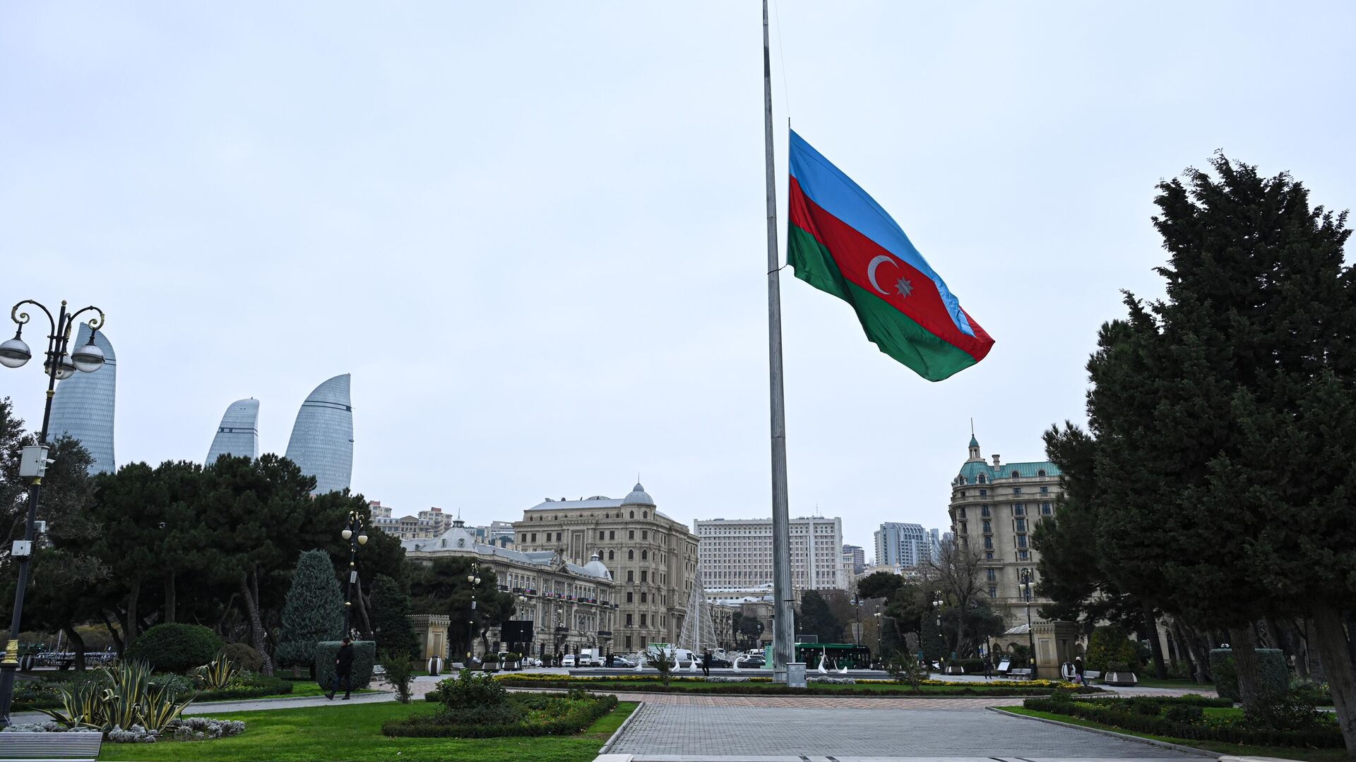 Приспущенный флаг на площади в Баку в память о погибших пассажирах самолета Azerbaijan Airlines - РИА Новости, 1920, 06.02.2025