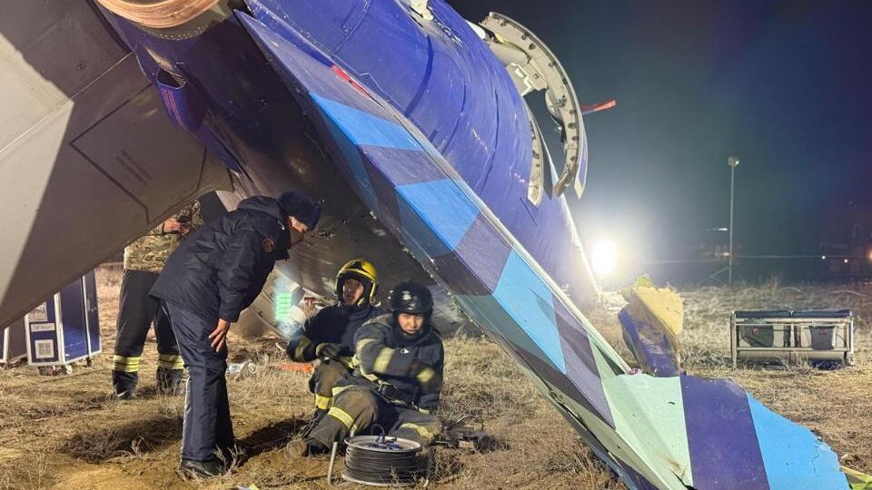 Место крушения самолёта Azerbaijan Airlines в Актау - РИА Новости, 1920, 28.12.2024