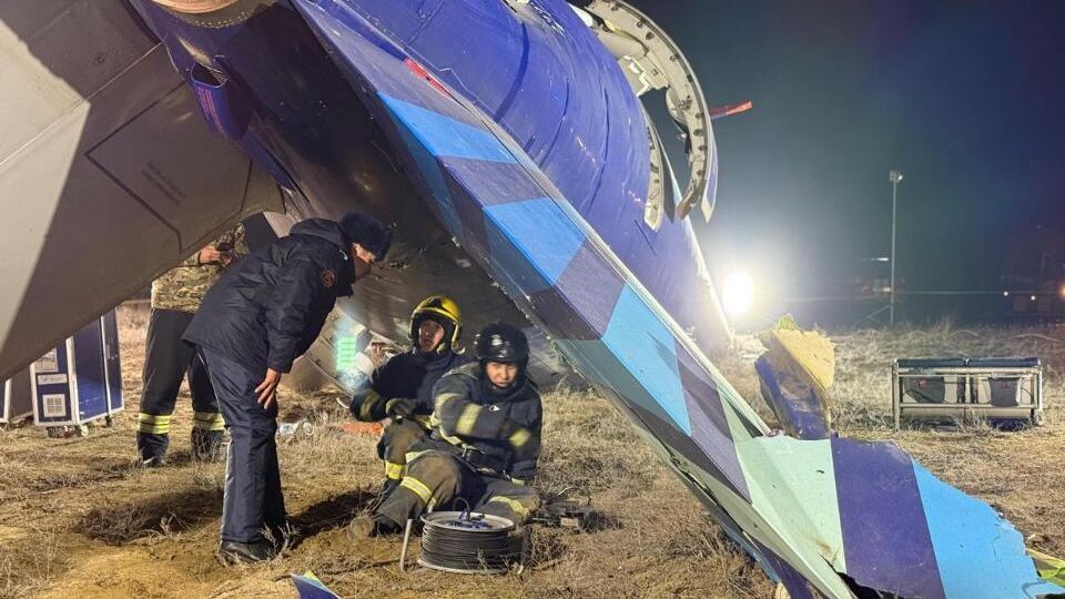 Место крушения самолёта Azerbaijan Airlines в Актау - РИА Новости, 1920, 26.12.2024