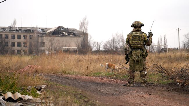 Боец комендантского полка сопровождает по Кураховке